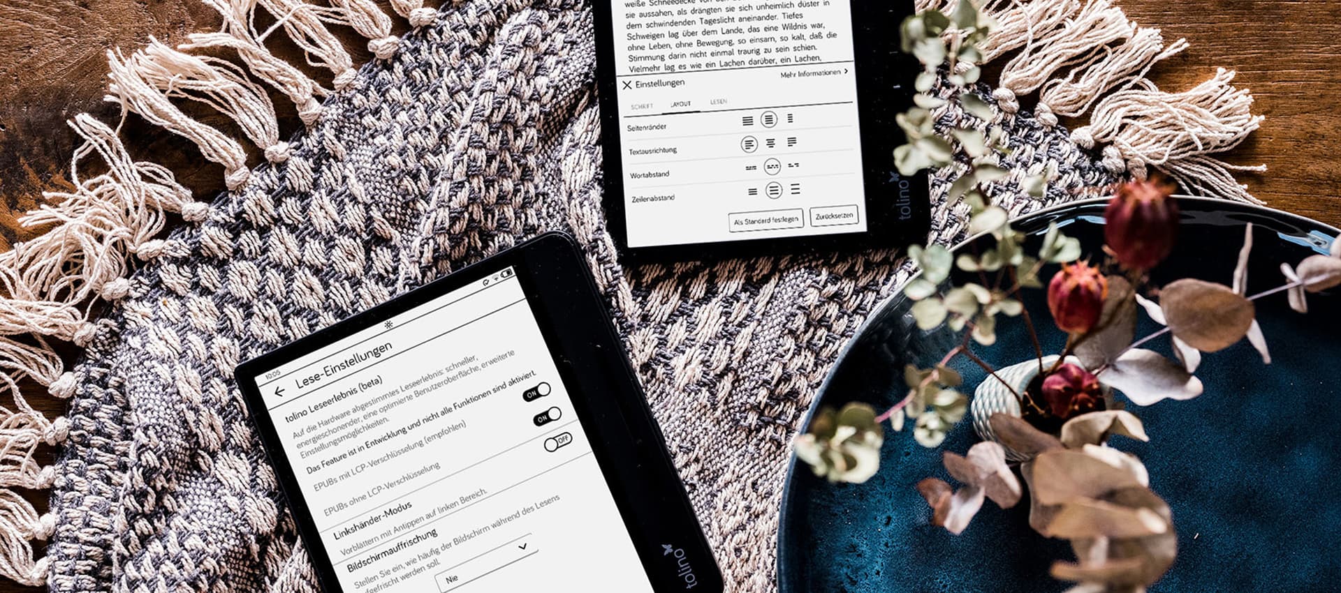 Zwei tolino-eReader liegen auf einem Tisch.