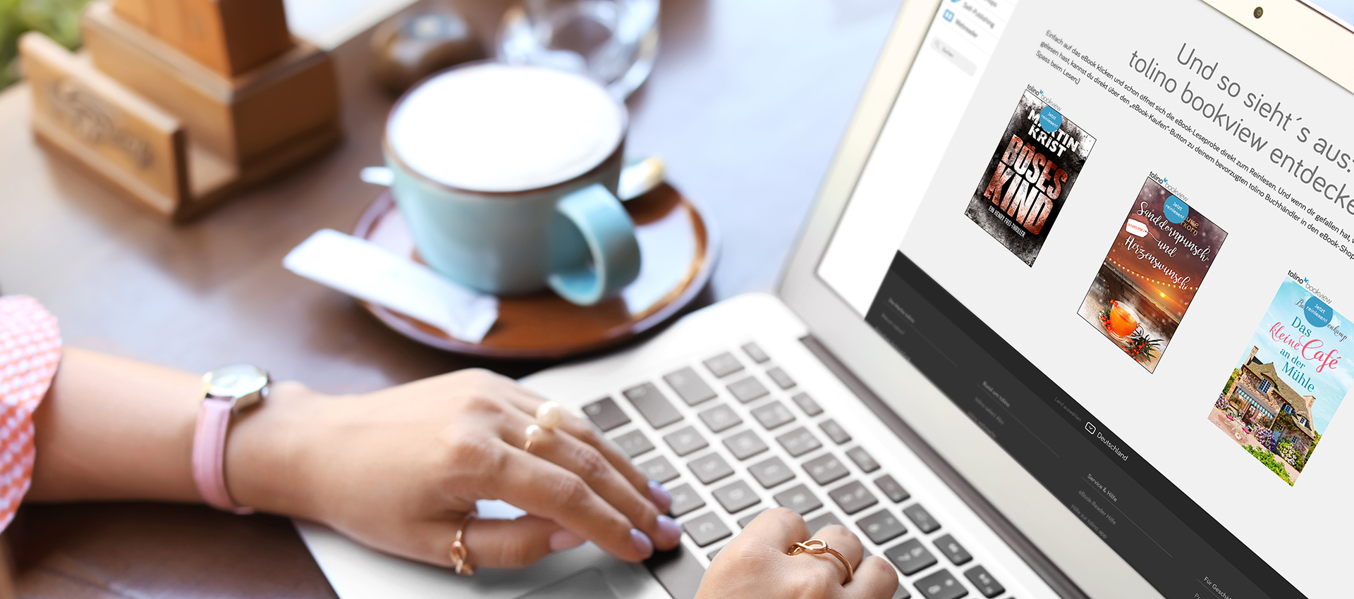Frauenhände liegen auf einem Laptop, der tolino bookview zeigt.